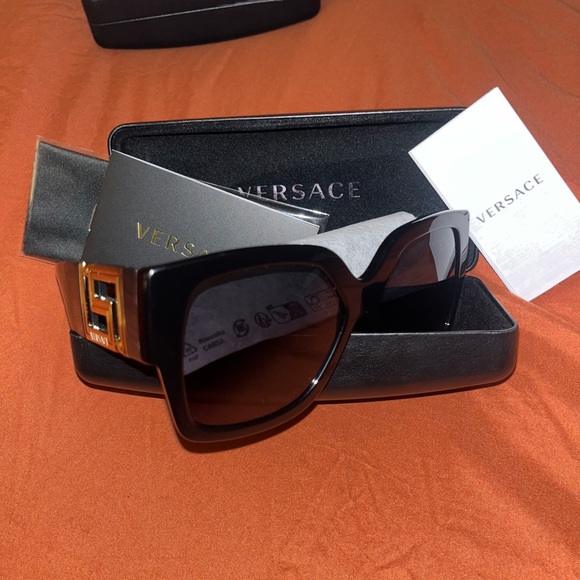 100% AUTHENTIC - Black VERSACE GRECA Sunglasses - Verification code included‼️ - Picture 2 of 7
